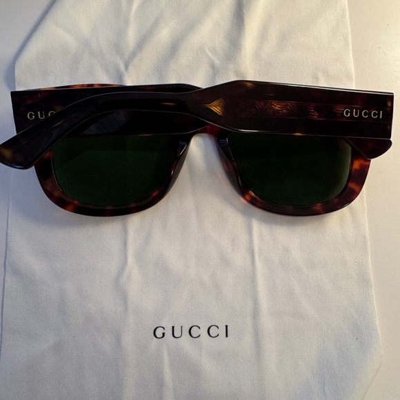 Almost new Gucci sunglasses. Used 4-5 times. - Picture 3 of 6